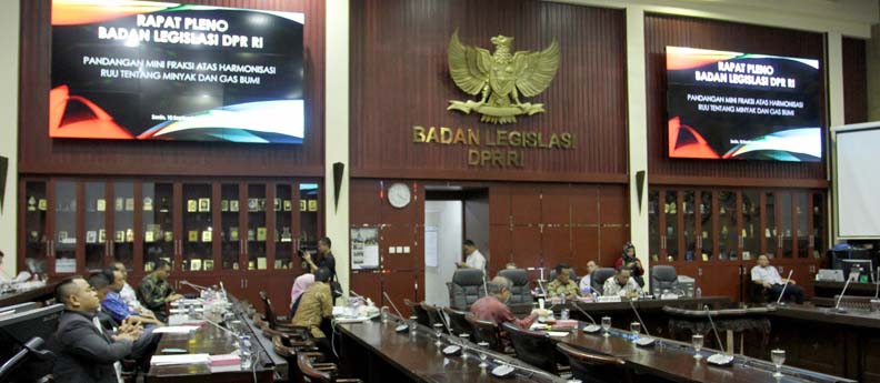 10_-_9_-_2018__Pandangan_mini_fraksi_atas_harmonisasi_RUU_tentang_Minyak_dan_Gas_Bum.jpg