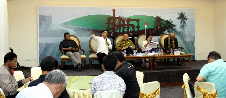6_-_8_2018__Diskusi_mengenai_dampak_dan_solusi_pelemahan_rupiah.jpg