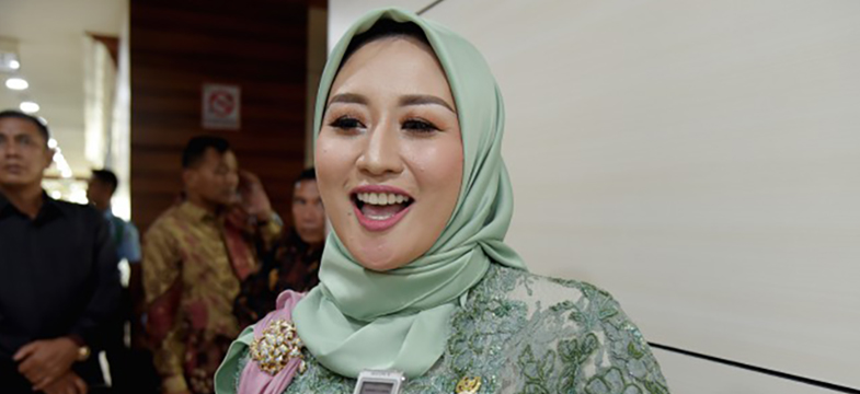 Anggota_DPR_RI_terpilih_Iis_Rosita_021019.JPG