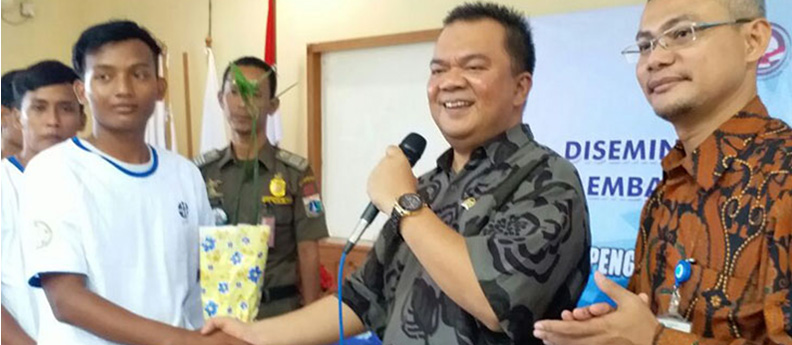 Anggota_Komisi_VII_DPR_dari_Fraksi_Partai_Golkar_Ivan_Doly_Gultom.jpg