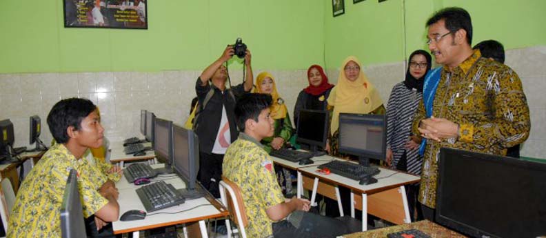 April_8_2018__Komisi_X_Apresiasi_Kesiapan_Siswa_SMP_Kota_Surabaya_Hadapi_UNBK.jpg