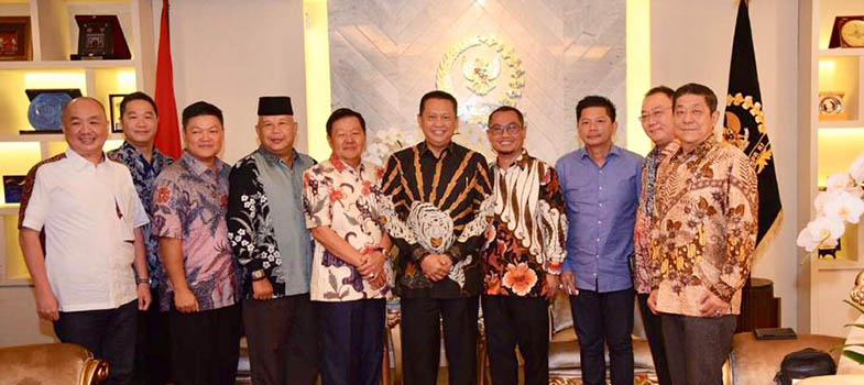 DPR_RI_foto_bersama_pelaku_industri_galangan_kapal_di_kawasan_Batam.jpg