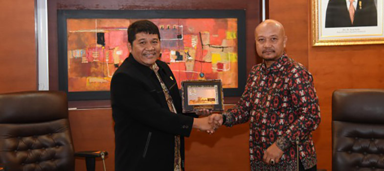 Kepala_Biro_Kesekretariatan_Pimpinan_Setjen_dan_BK_DPR_RI_Budi_Jatnika.jpg