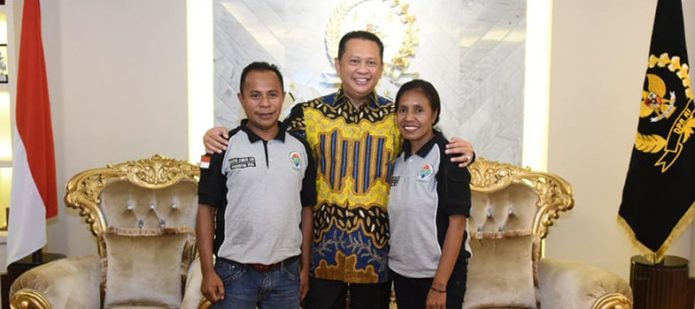 Ketua_DPR_RI_Bambang_Soesatyo_berfoto_dengan_2_Tenaga_Pendamping_Profesional_Desa.jpg