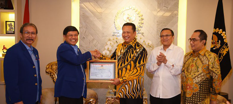 Ketua_DPR_RI_Bambang_Soesatyo_menerima_cenderamata_dari_Pengurus_DPP_HNSI.jpg