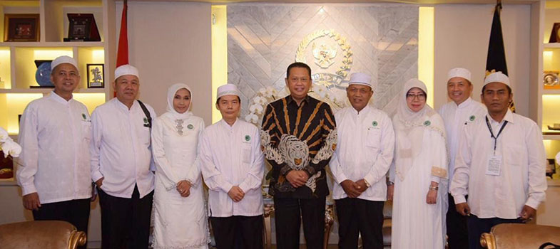 Ketua_DPR_RI_berfoto_bersama_dengan_pengurus_IPHI.jpeg