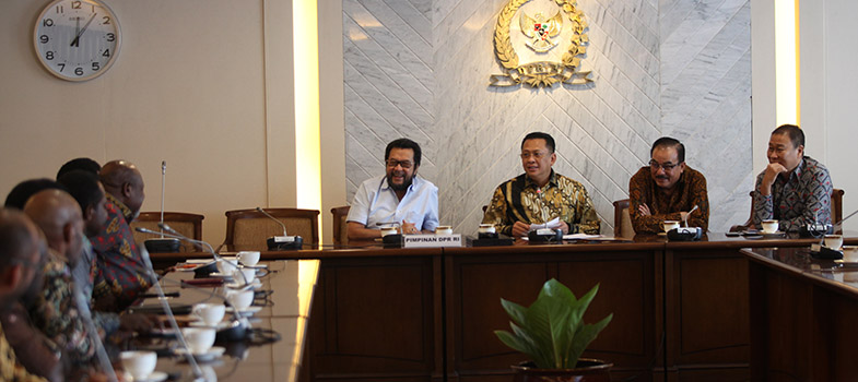 Ketua_DPR_menerima_Bupati_Nduga_papua_5819.jpg