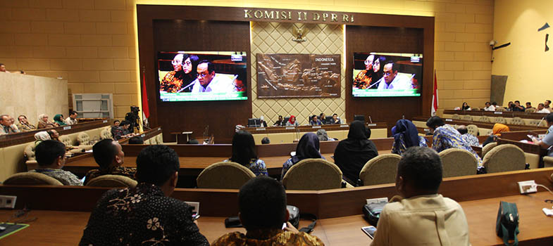 Komisi_II_DPR_RI,_instansi_terkait_bahas_rangkap_jabatan.jpg