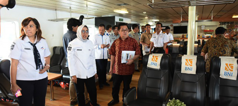Komisi_VI_DPR_Darmadi_Durianto_meninjau_Kapal_Feri__.jpg