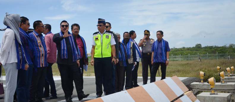 Komisi_V_DPR_RI_meninjau_Bandara_Udara_Mathilda_Batlayeri.JPG