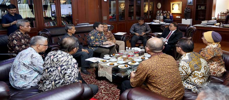 Maret_13_2018__Wakil_Ketua_DPR_RI_Fadli_Zon_menerima_forum_Nasional_Profesor_Riset_.jpg