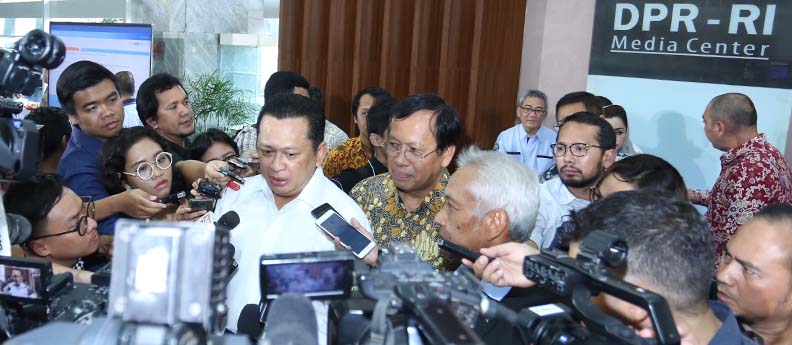 Maret_8_2018_Ketua_DPR_RI_Bambang_Soesatyo_dan_Ditjen_Pajak_Robert_Pakpahan.jpg