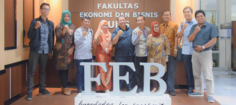 PKAKN_BK_DPR_RI_berfoto_bersama_civitas_akademika_UNS.JPG
