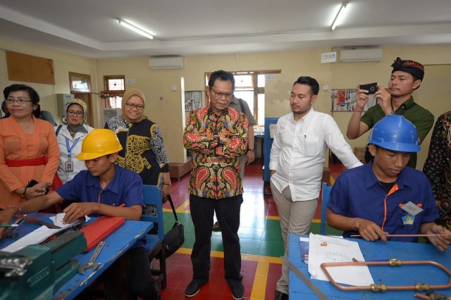 Tim_Kunjungan_Kerja_Komisi_IX_DPR_RI_saat_mengunjungi_BLK_Bali.jpg