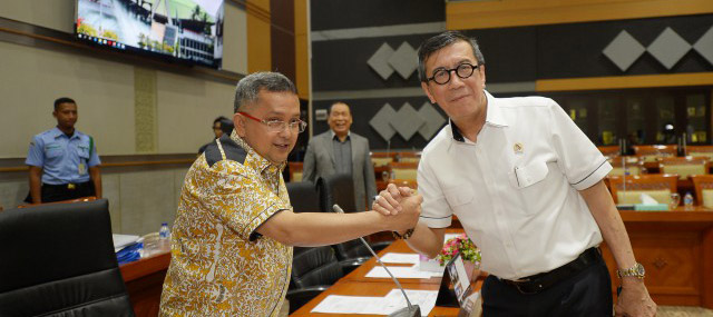 Wakil_Ketua_Komisi_III_DPR_RI_Trimedia_Panjaitan_berjabat_tangan_dengan_Menteri_Hukum_dan_HAH.JPG