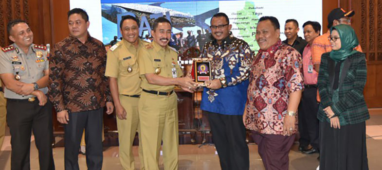 Wakil_Ketua_Komisi_V_DPR_RI_Anton_Sukartono_Suratto_bertukar_cenderamata_dengan_Bupati_Pati.jpg